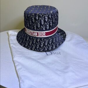 CHRISTIAN DIOR
Velvet Oblique Large Brim Bucket Hat Bleu Red